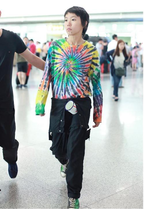 窦靖童混搭麻布衫真有个性，时尚前卫超个性，网友：衣品不输王菲