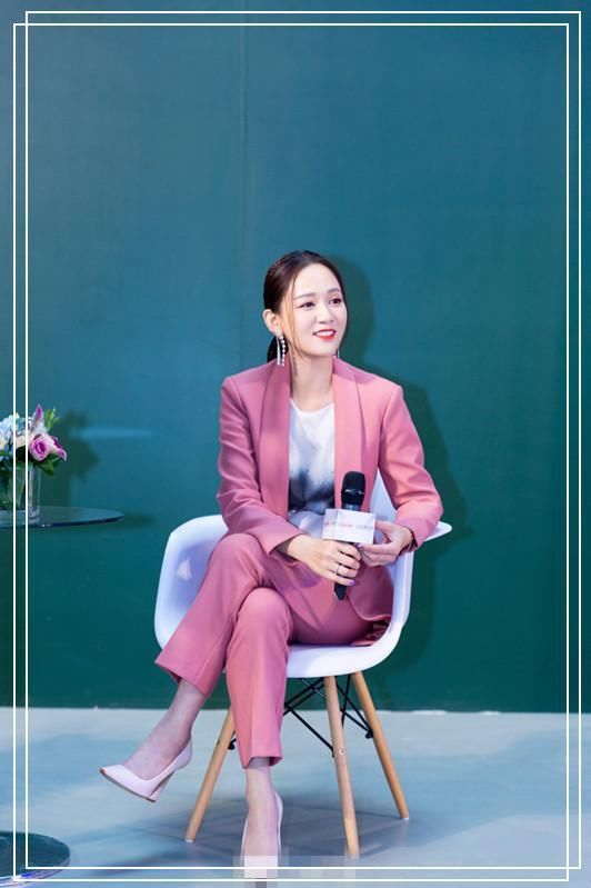 看了刘亦菲的粉西装，再看陈乔恩，网友：这就是少女和御姐的差距