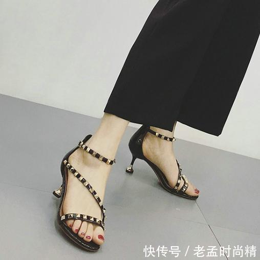  『露趾一字扣』清凉夏季女神首选，一字扣凉鞋，时髦又轻便