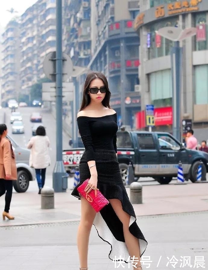 十足|美女街拍:美女个子非常高,乌黑靓丽的秀发散落在肩上,妩媚感十足