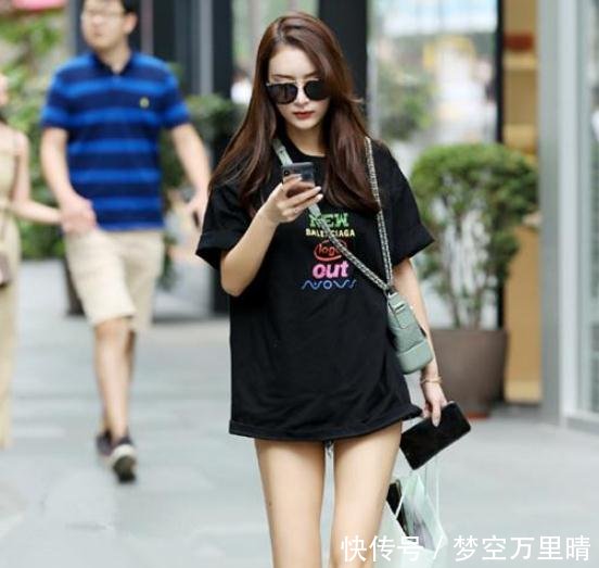 摄影师年轻有活力的元气美女，出门逛街瞬间吸引了众人目光！