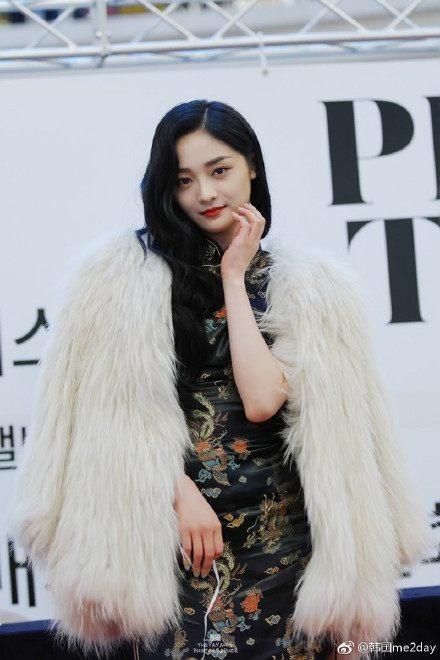 周洁琼与鞠婧祎同穿旗袍，同秀身材，网友：气质差距不止一点儿