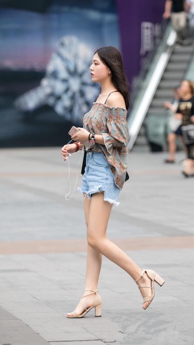 路人街拍，一双高跟鞋横扫夏天，高跟鞋这样搭配美出银河系