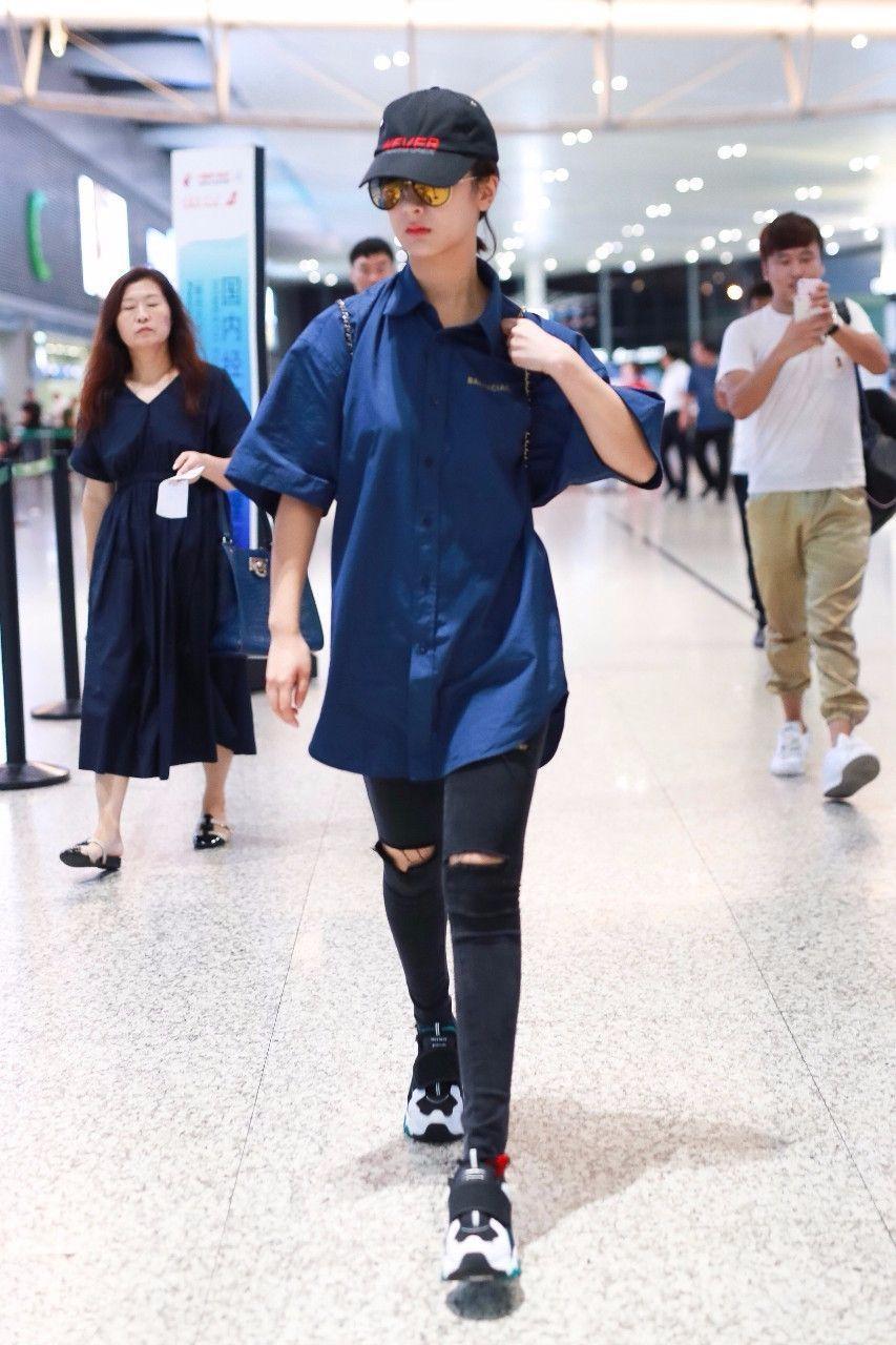 网友对杨紫要求太严格了, 机场穿短袖牛仔裤舒舒服服的怎么了?