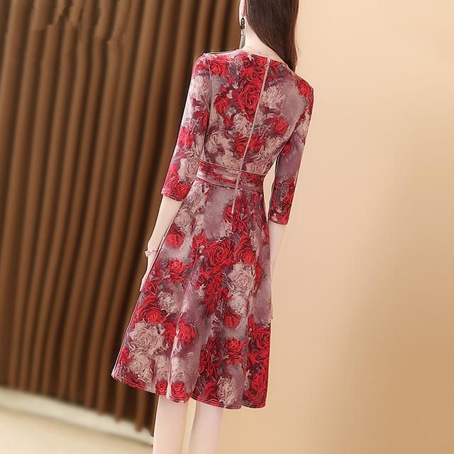 意想不到！年逾50的老婆这样穿：欧版裙+平鞋，竟美得吓我一跳