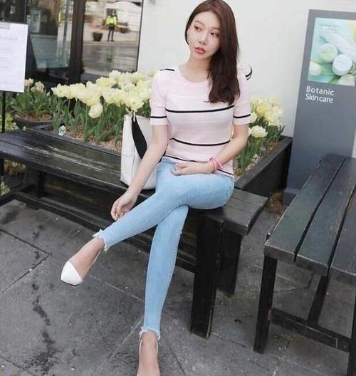 路人街拍，白色抹胸长裤套装，只有出席正式的场合才会这么穿吧