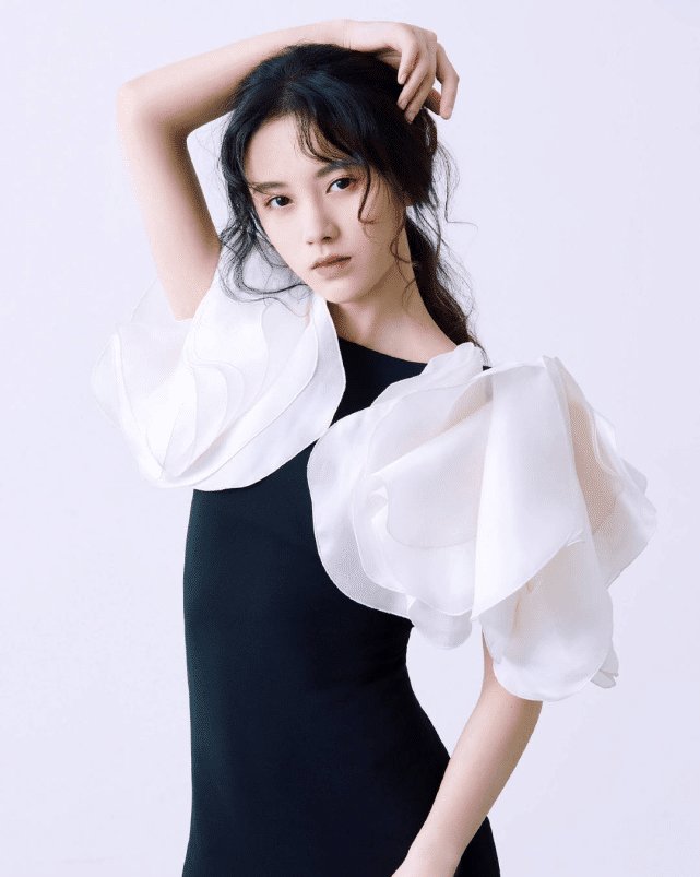 [ 腹肌]露出腹肌后的她: 全场沸腾了，有种“惊艳”叫鞠婧祎穿健身衣,