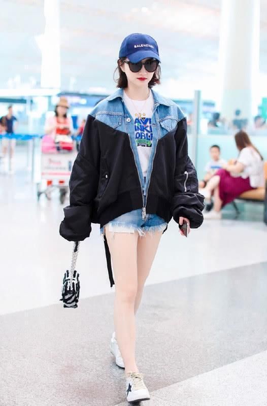 和张继科约会回来了？景甜现身机场秀大长腿，又帅有美！