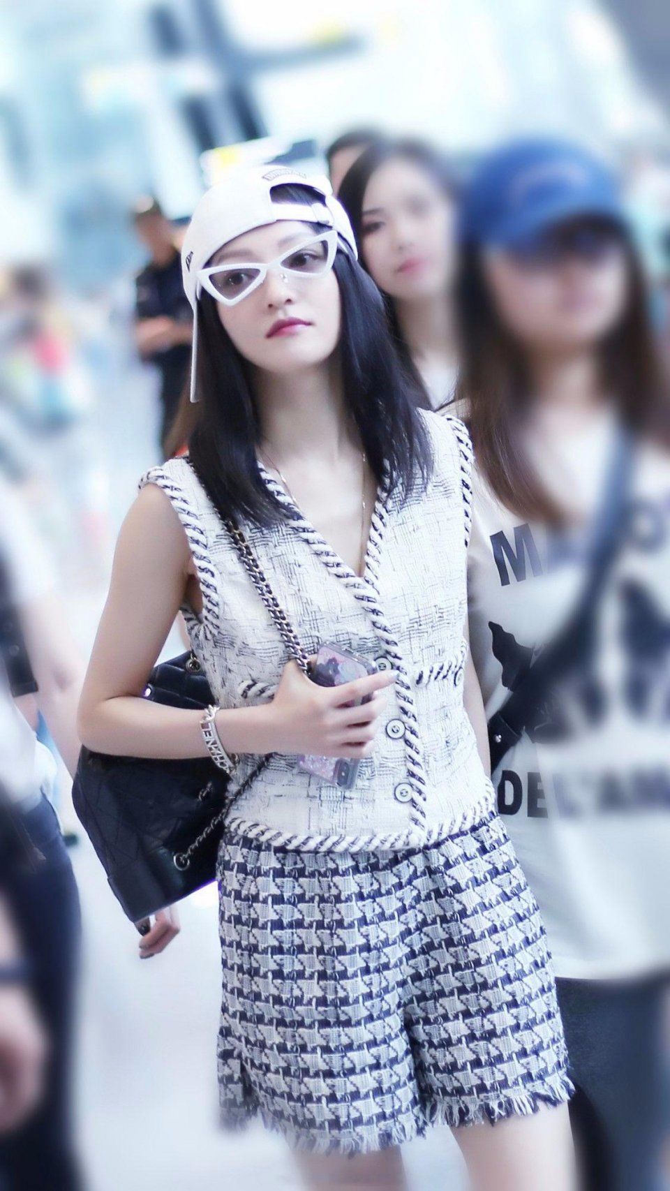 还在嫌弃张韶涵这一身穿的丑，可能你一辈子都买不起这衣服!