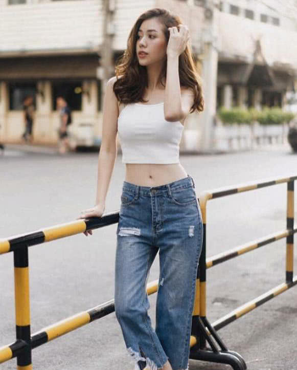 街拍：图4穿紧身裙，靓丽养眼，展现夏日“清爽”！