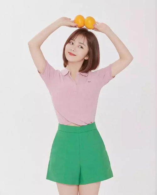 谭松韵薄纱裙现身,看似简单,后背大有玄机!