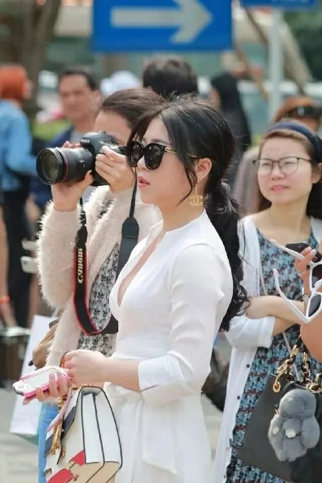 气质小姐姐霸道深V连衣裙，这样的连衣裙玩起了开叉，真是秀完身