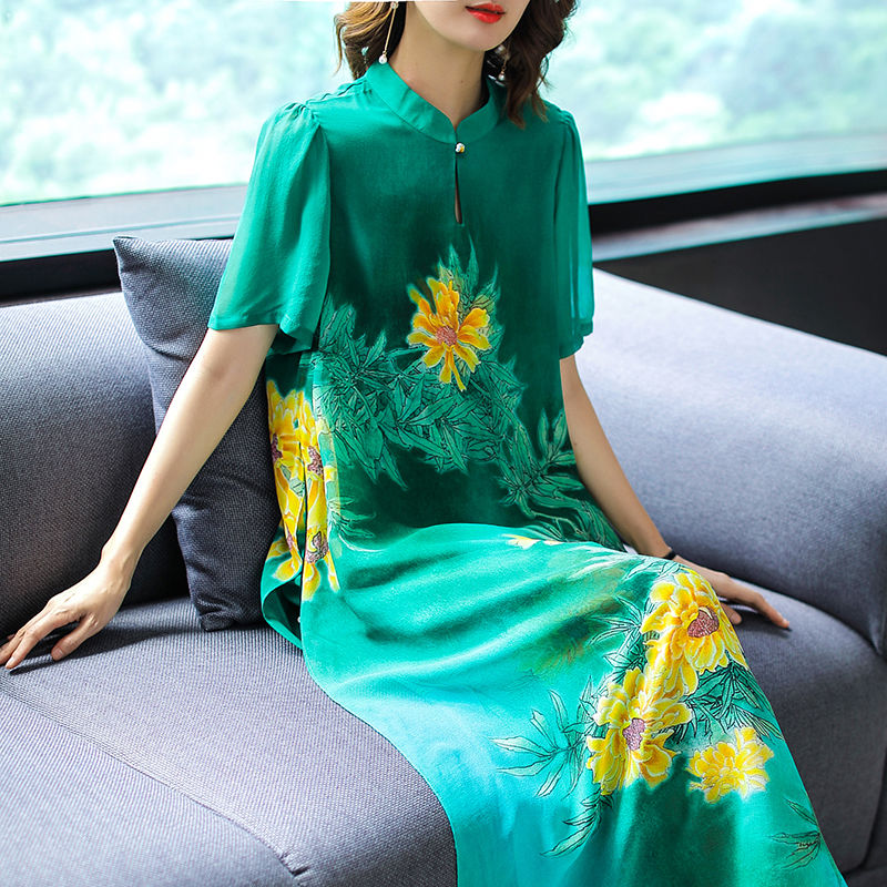 哇!老婆都53了还真敢穿!旗袍+高跟，欧洲游玩，比风景还美