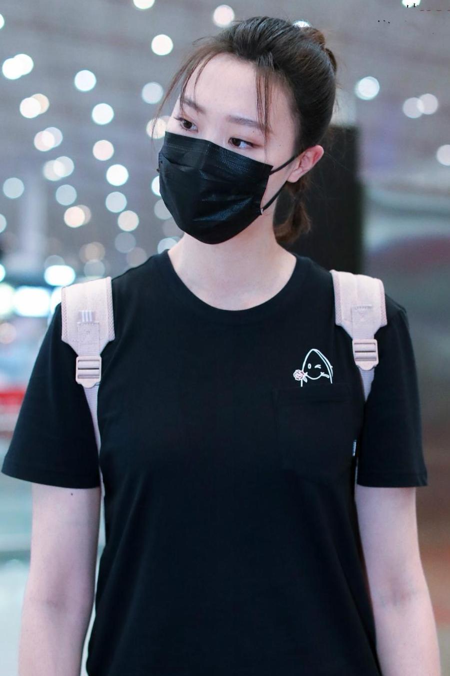 惠若琪的上衣不够长, 也敢下半身只穿打底裤, 网友: 为了显腿长呗