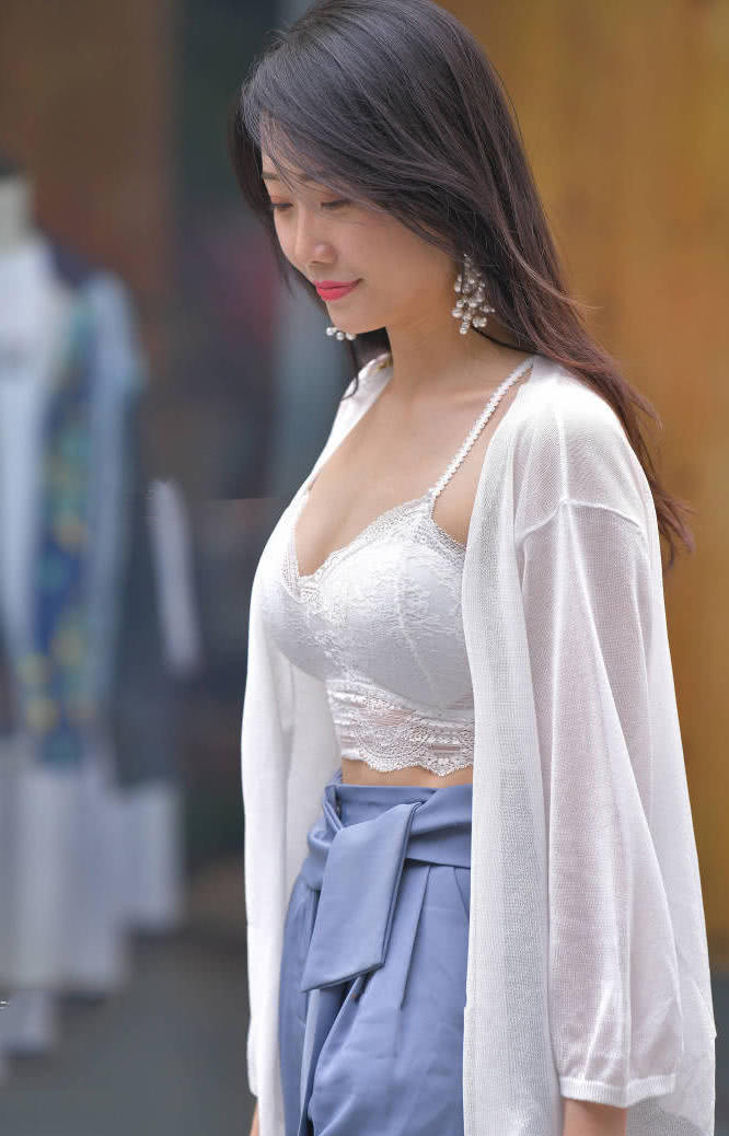 小姐姐吊带文胸装出门，再加上这样高挑的身材，那简直就是完美