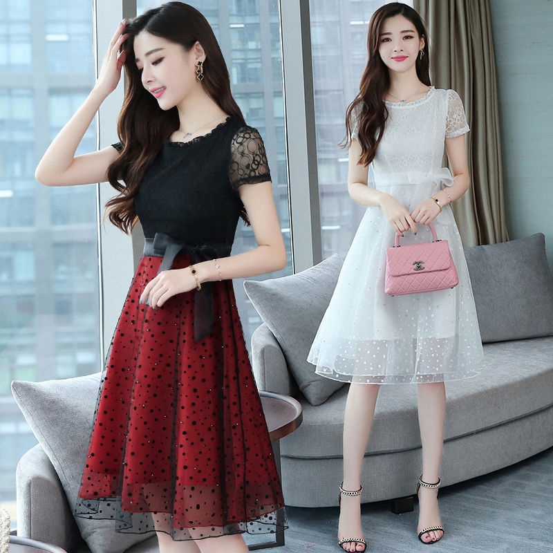 赫本裙不流行了!今秋小姐姐流行穿“镂空裙,性感时髦,年轻十岁