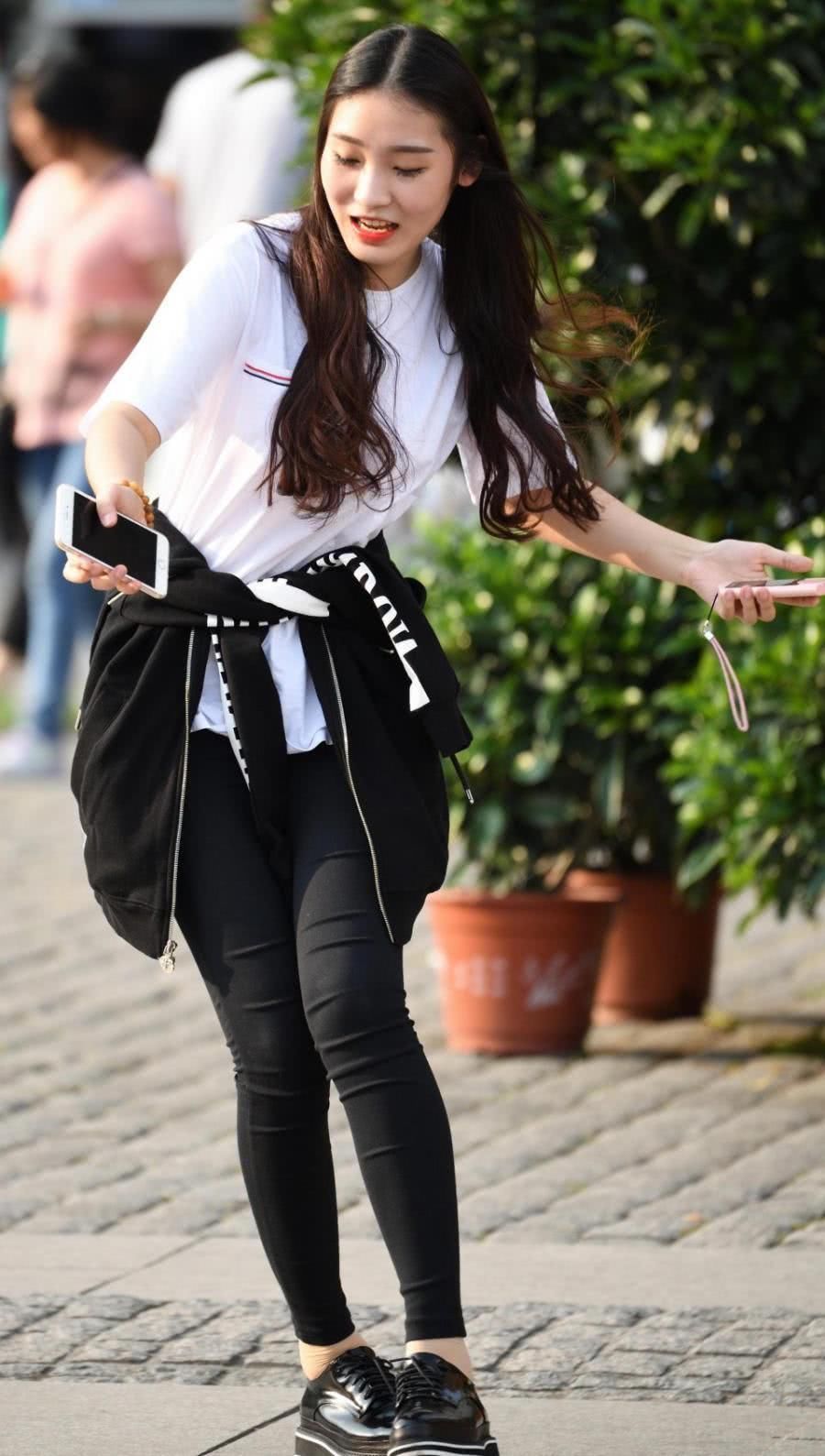 街拍:小姐姐盘腿坐在路边,紧身裤太紧绷,刚一起身差点儿没摔倒