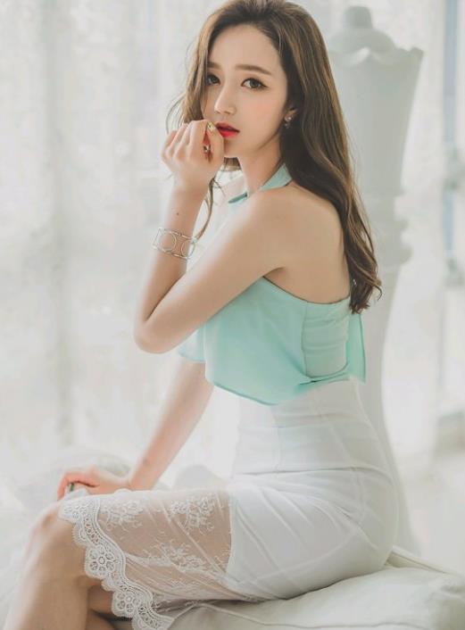 白色|李妍静，一件浅绿色背心配白色半身裙