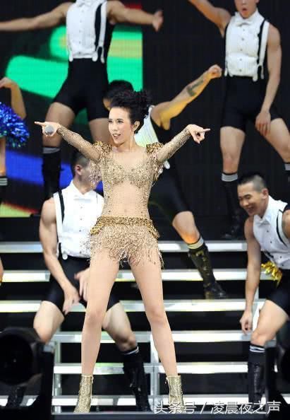 莫文蔚穿肉色打底裤现身，全身只有碎钻装饰，身材比例是真的好