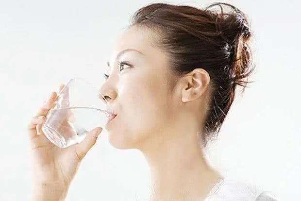  营养：睡前坚持这3个习惯，会让你的皮肤更加水嫩，帮你找回年轻的自信