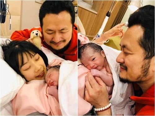 #合影#九把刀宣布当爸 晒与妻子女儿一家三口合影