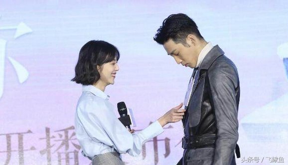 李溪芮不管和谁合照都是厌世脸，和迪丽热巴也是，唯独对他很特殊