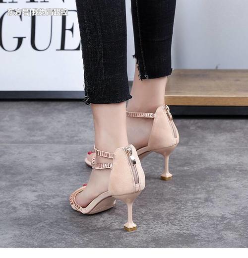 以履带做为设计元素的性感高跟鞋