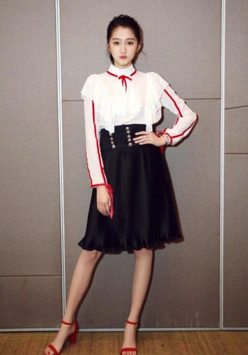 关晓彤一身黑大秀成熟魅力，乳白色胶鞋太突出，美得不像话