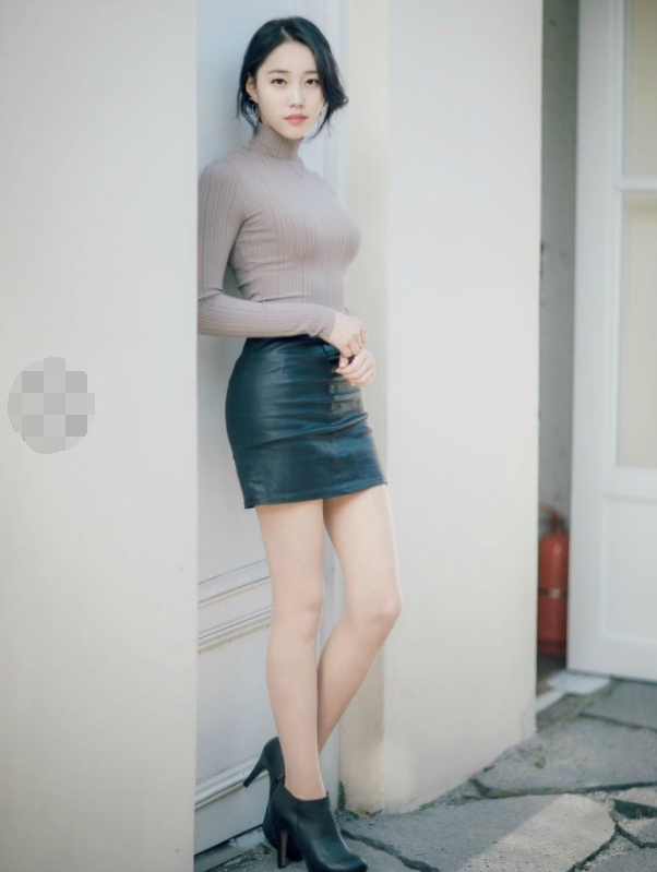 时尚装扮的紧身裙女神，时髦利落显出婀娜多姿的身材!