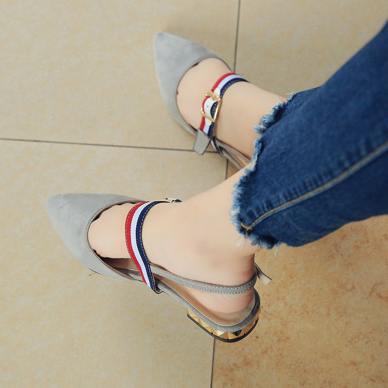 难怪呢!小姨不穿高跟鞋了，穿上时尚凉拖，显得脚更白嫩呢