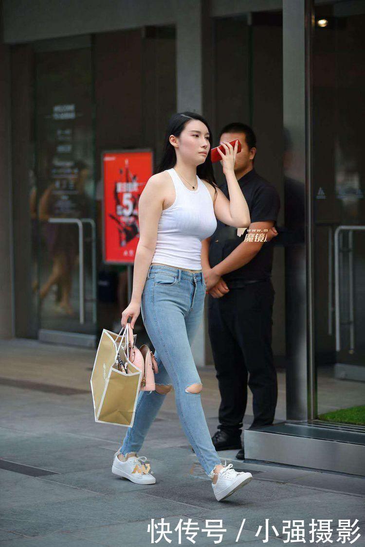 时尚靓丽的牛仔裤，美丽不落人后，让小姐姐美出一条街