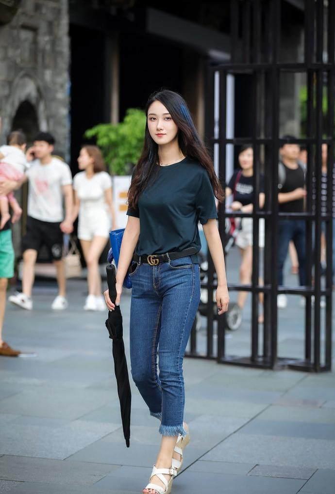 街拍：清纯唯美的邻家女孩，身材颜值无可挑剔，忍不住多看两眼！