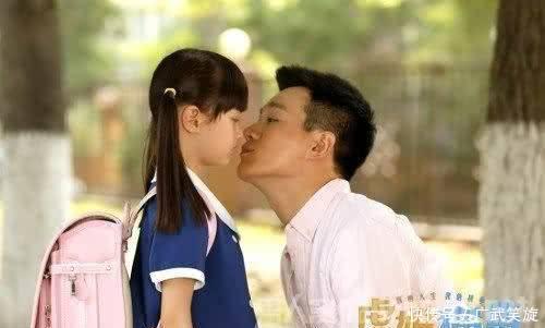 关悦手牵养女，用实际行动回应了重男轻女的传言