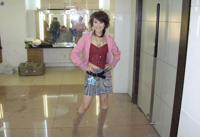 吴昕太大胆，紧身短裙凸显羞人三角区，网友：变美就是不一样