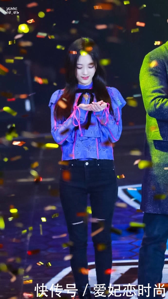 鞠婧祎短裤穿得太短了,难怪一路都要用“小猪佩奇”挡着!