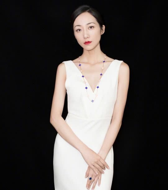 还是韩雪会玩,低胸装还挂长款项链,意外凸显好身材!