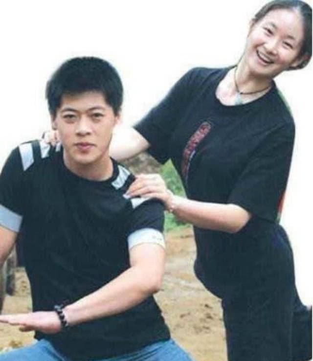『贺树峰』36岁赵本山弟子下乡探亲,与岳父同框像同代人,95后小娇妻颜值高