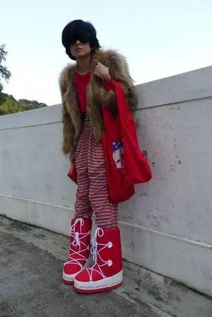 陈奕迅太太徐濠萦的时尚我不懂!蓝色花裙红色花外套，网友:村姑