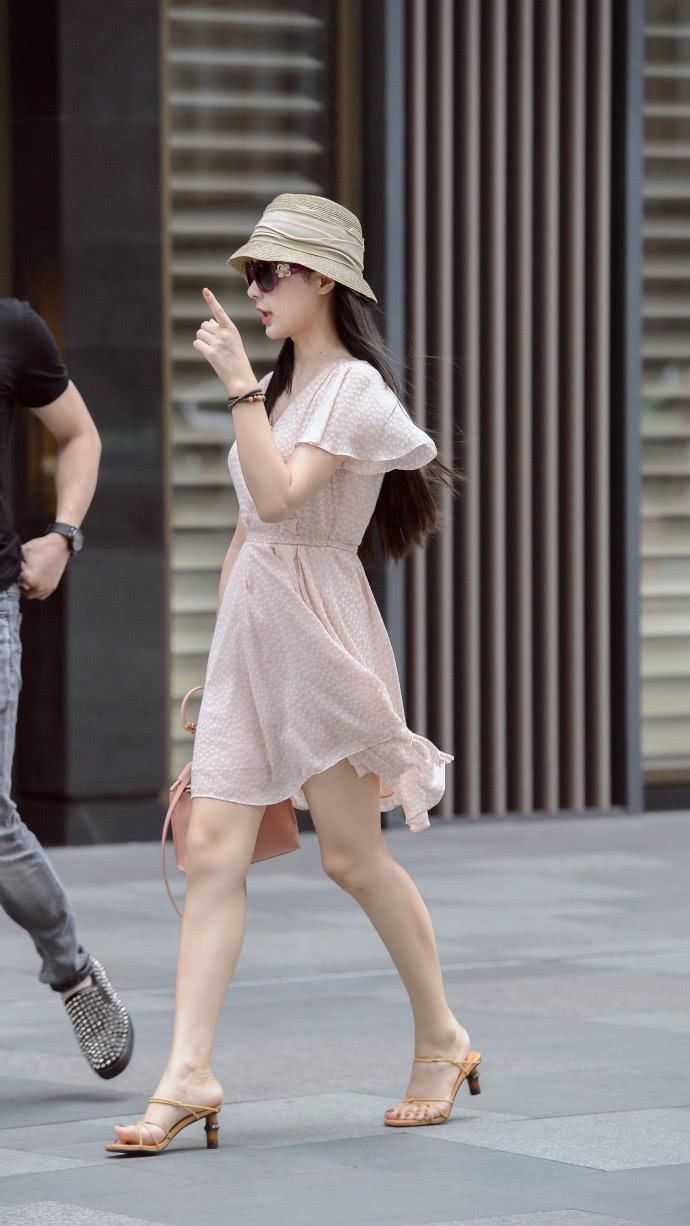 清凉一夏:夏日街拍清爽美女，时尚感能看爆你双眼饿死”鸡“