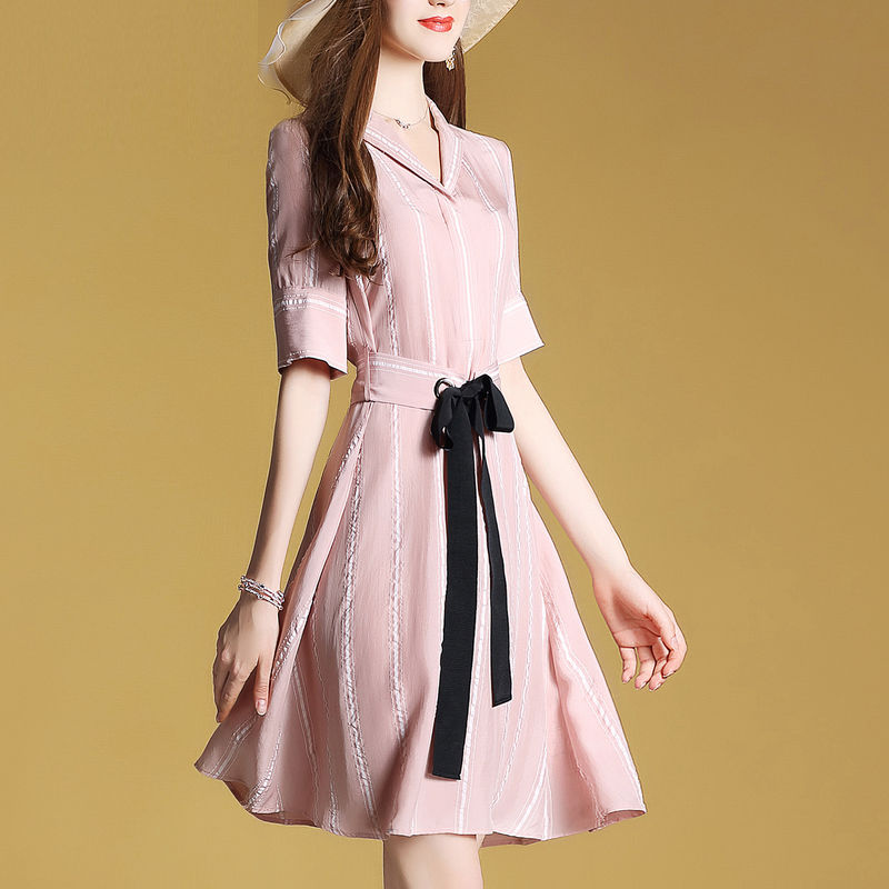 入伏天女人越来越迷人，就因穿这时尚裙装，凹凸魅力曲线显女人味