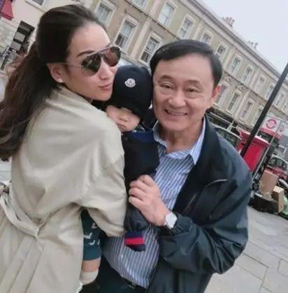 30岁的英拉侄女萍通塔:白色紧身包臀裙勾人，最后一张极其迷人!