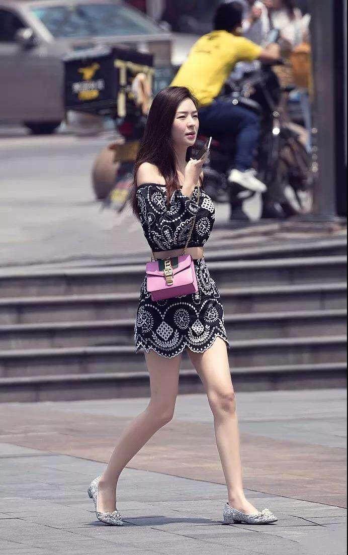广州街拍: 一字肩尽显凹凸身材, 轻熟风穿搭诠释成熟女人魅力
