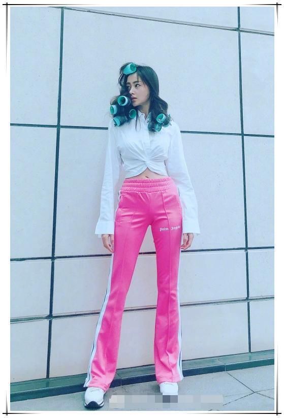 张天爱真开放！穿一条打底裤就走机场，大叔的眼神都被你锁定了！