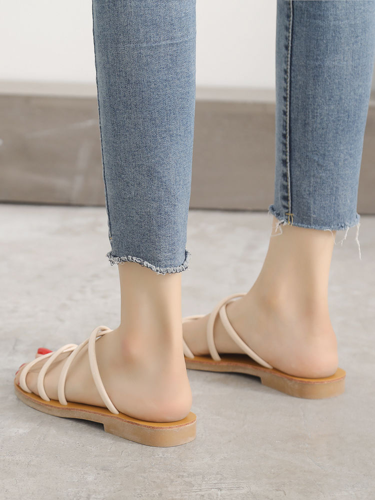 去海边玩的时候，看到好多小姐姐穿这样凉拖，让人忍不住多看两眼