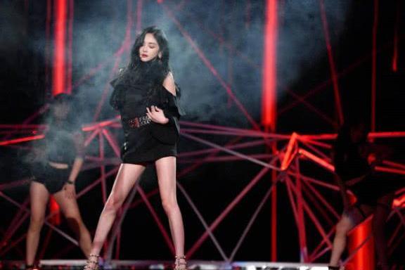 吴宣仪上身只穿一件裹胸，还要把裙子提那么高，网友：这叫潮流！