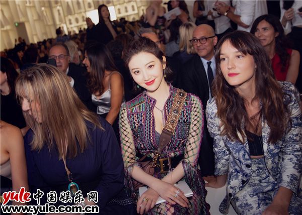 肤白貌美大长腿!景甜别致造型亮相Dior高订秀