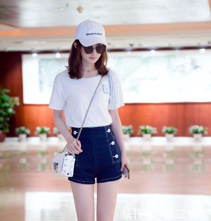 赵丽颖心真大, 背带牛仔裤都能穿出短粗腿, 网友: 简直不能接受