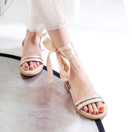 百搭俏皮感凉鞋，气质透着光，轻龄清爽，微微一脚很倾城