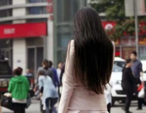 线条@塑造腿部线条，风哥街拍：温婉可人的美女