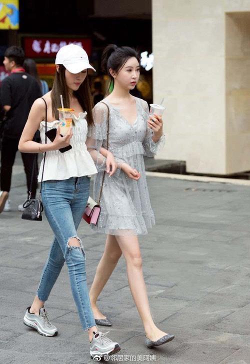 街拍：露脐美女放飞自我的穿法，性感任性，百分百回头率！